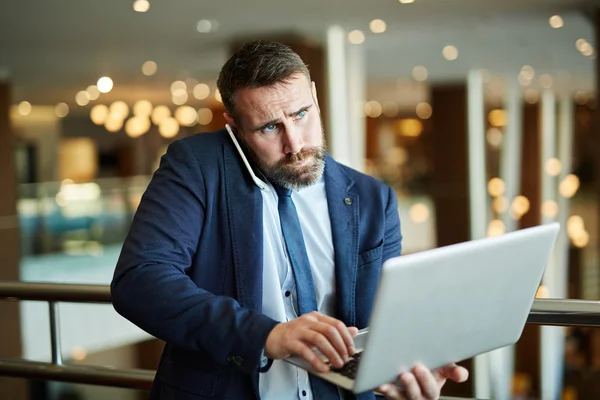 Business agent typing — Stock Photo, Image