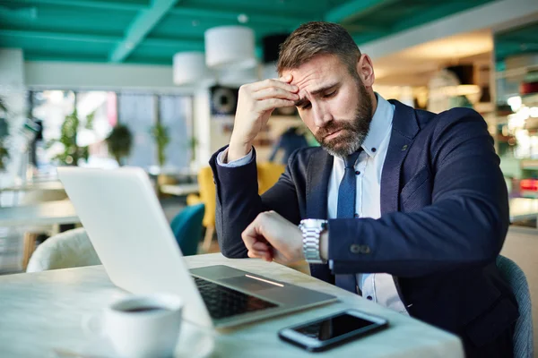 Zakenman kijken horloge — Stockfoto