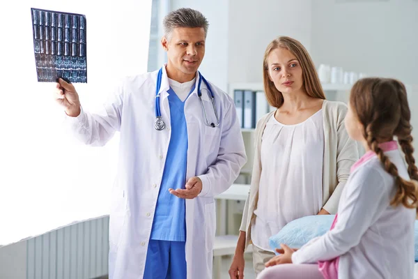 Doctor showing x-ray results — Stock Photo, Image