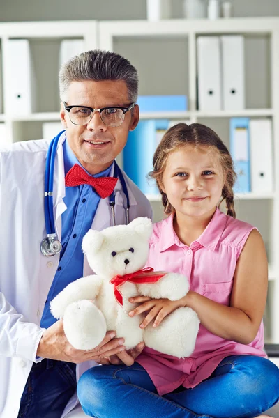 Medico e carino ragazza — Foto Stock