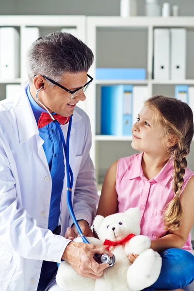 Médico y linda chica — Foto de Stock