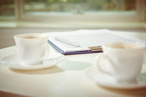 Cups of coffee and contract — Stock Photo, Image