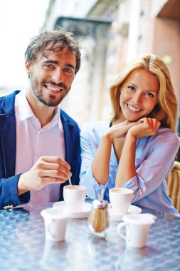 Kafedeki genç çift.