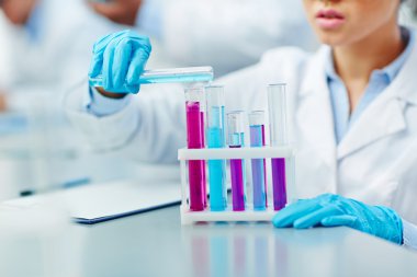 kimyasal maddeler ile bilim adamı