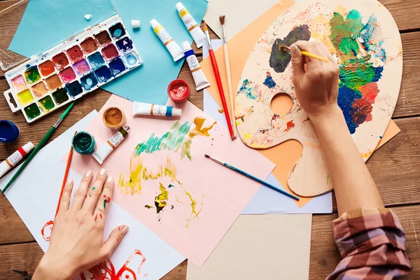 Artist painting with gouache — Stock Photo, Image