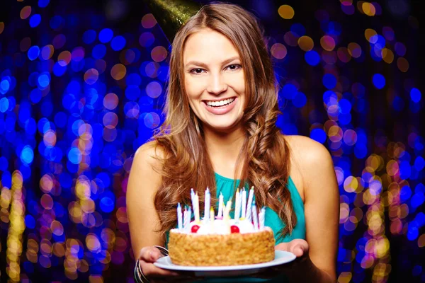 Chica sonriente con pastel de cumpleaños —  Fotos de Stock