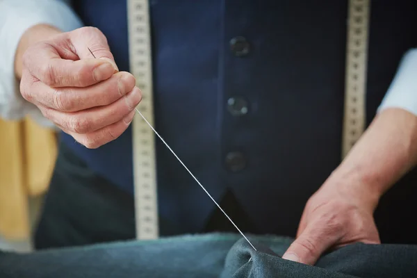 裁缝缝制衣服 — 图库照片