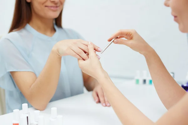 Manicure fazendo unhas — Fotografia de Stock