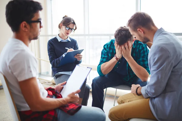 Studenti che sostengono amico — Foto Stock