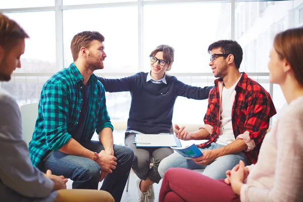 Mujer apoyando a sus amigos — Foto de Stock