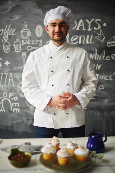 Jonge chef-kok in uniform — Stockfoto