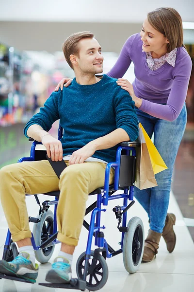 Meid en vriendje in rolstoel — Stockfoto