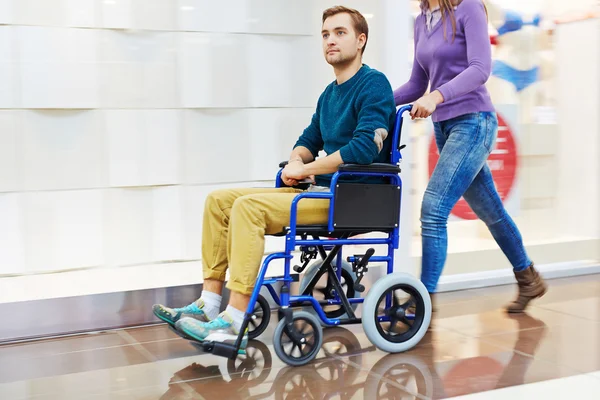 Człowiek na wózku inwalidzkim z opiekunem — Zdjęcie stockowe