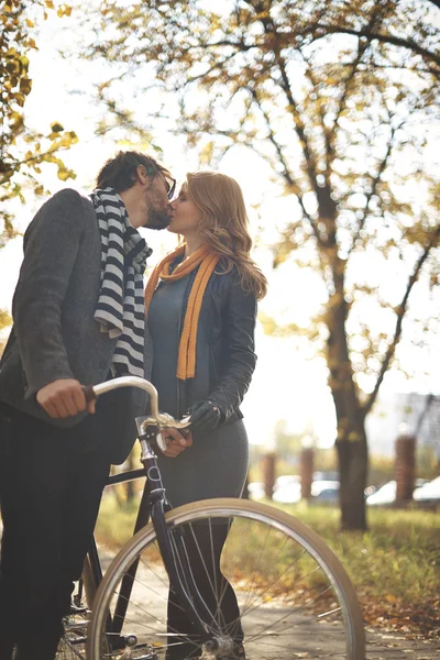 Amorous coppia baci — Foto Stock