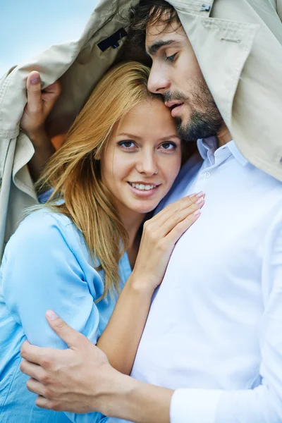 Vrouw kijkt naar camera — Stockfoto