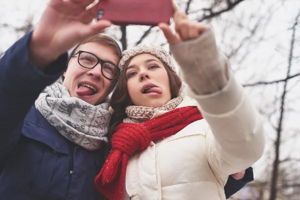 Para wykrzywiając do selfie — Zdjęcie stockowe