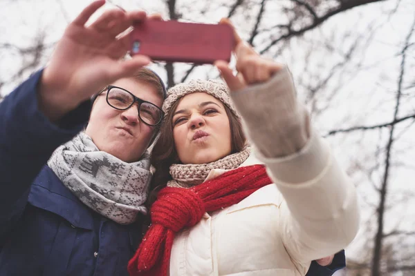 Casal sorrindo para selfie — Fotografia de Stock