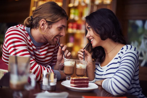 Coppia godendo dessert — Foto Stock