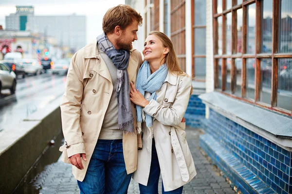 Paar in schicken Trenchcoats — Stockfoto