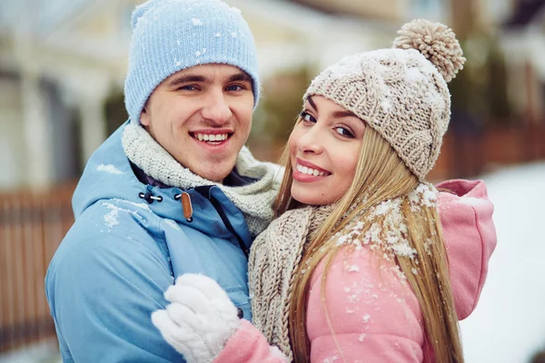 Couple looking at camera — Stock Photo, Image