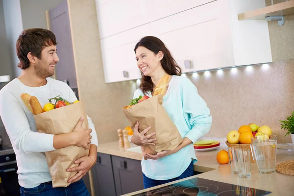 Pareja con productos frescos —  Fotos de Stock