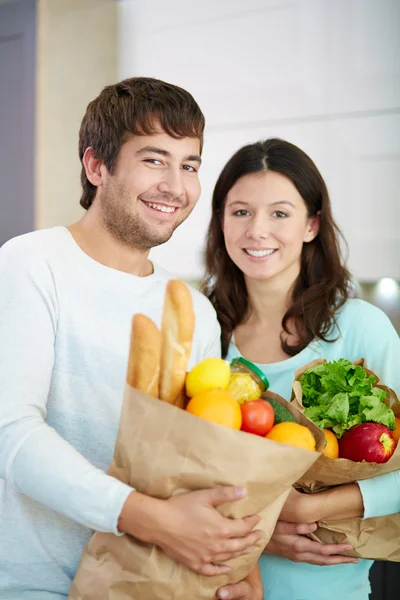 Casal com produtos frescos — Fotografia de Stock