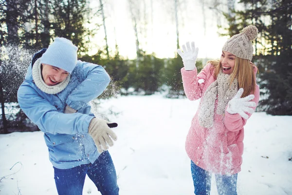 Coppia giocare palle di neve — Foto Stock