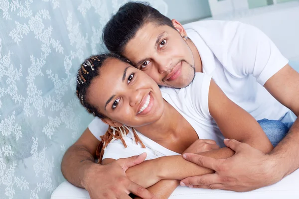 Feliz pareja joven —  Fotos de Stock