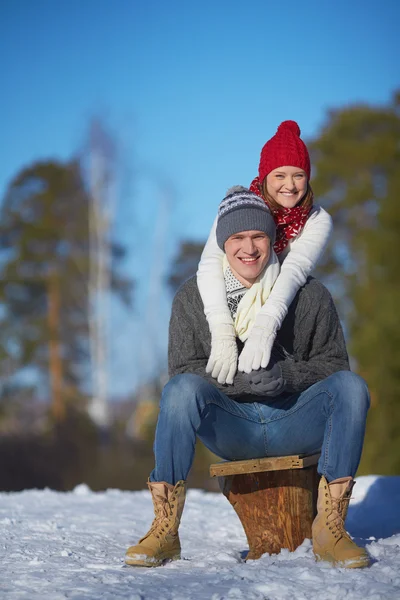 Couple in winter park — Stock Photo, Image