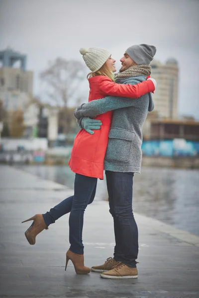 Jovem casal abraçando — Fotografia de Stock