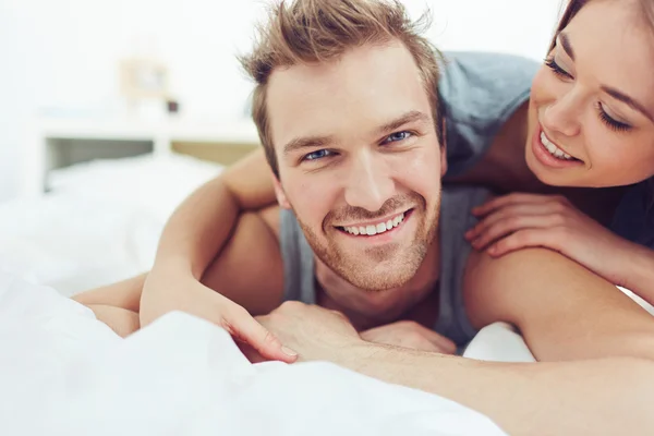 Mann liegt im Bett — Stockfoto