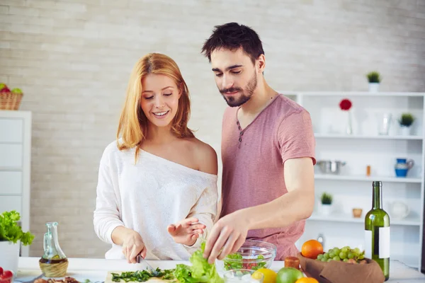 Paar kocht Salat — Stockfoto