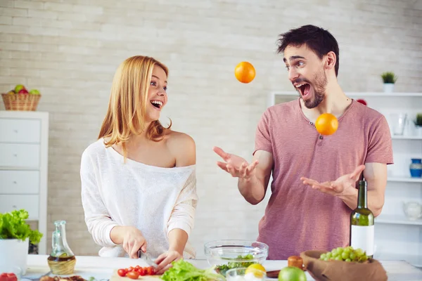 Playing with citrus fruits — Stock Photo, Image