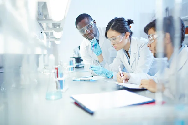 Wetenschappers bestuderen van nieuwe stoffen — Stockfoto