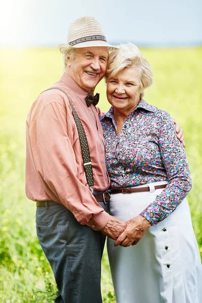 Högre par omfamning — Stockfoto