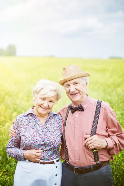 Seniorzy para zakochanych — Zdjęcie stockowe