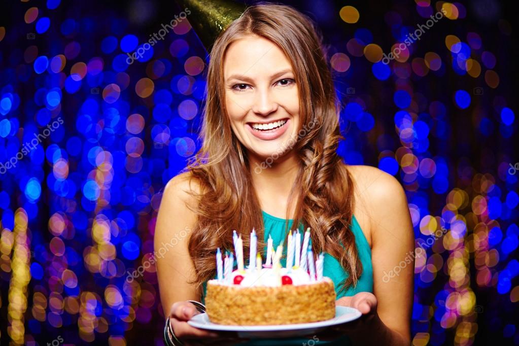 Fille Souriante Avec Gateau D Anniversaire Image Libre De Droit Par Pressmaster C