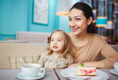 kadın ve kızı Cafe