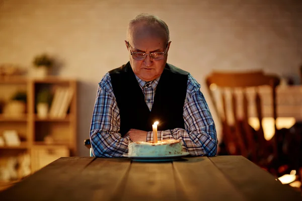 Hombre mayor con pastel de cumpleaños — Foto de Stock