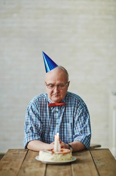 Homem sênior com bolo de aniversário — Fotografia de Stock