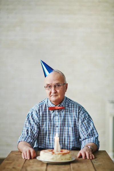 Homem sênior com bolo de aniversário — Fotografia de Stock