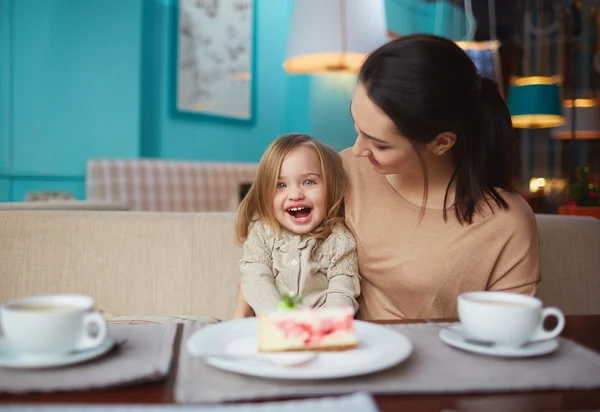 Mulher e filha no café — Fotografia de Stock