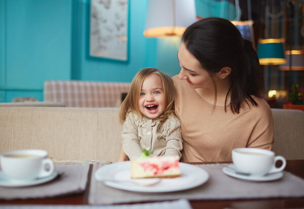 женщина и дочь в кафе
