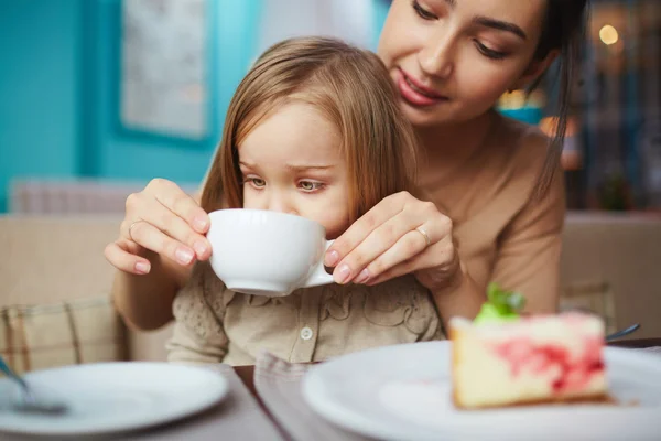 Femme et fille au café — Photo