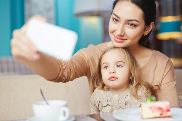 Femme faisant selfie avec fille — Photo