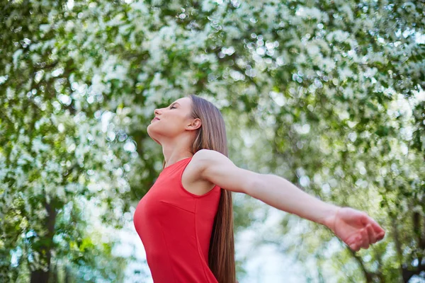 Meisje genieten van zomer — Stockfoto