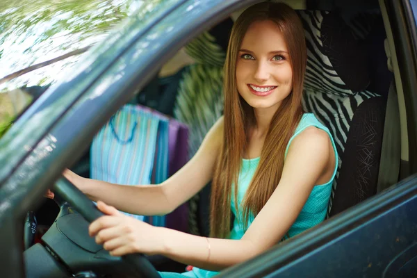 Boldog nő az autóban — Stock Fotó