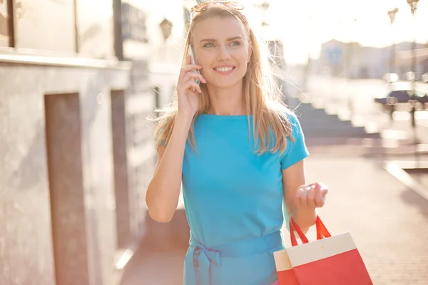 Shopper praten over telefoon — Stockfoto