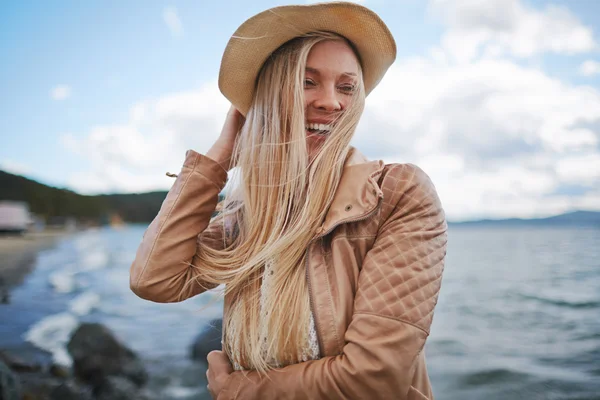 Mujer joven en sombrero —  Fotos de Stock