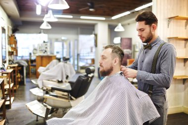 adam ziyaret Berber Dükkanı